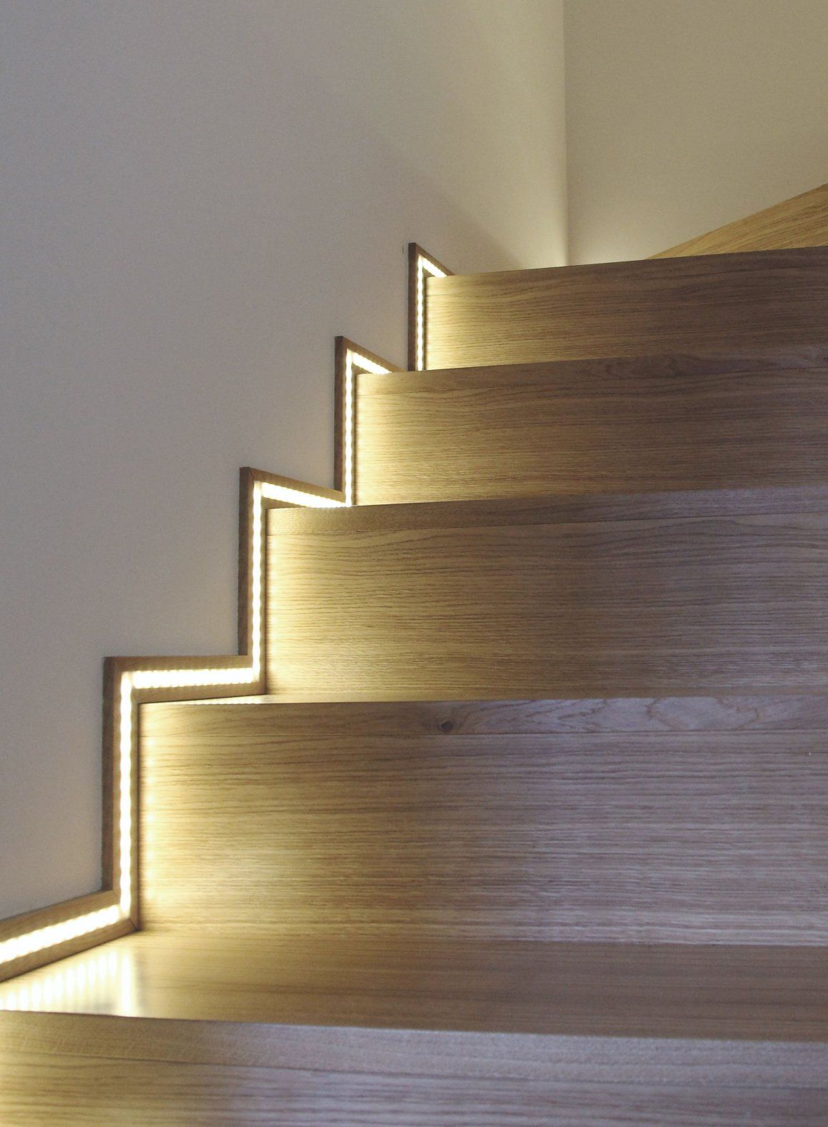 طراحی پله مدرن بهمراه نورپردازی